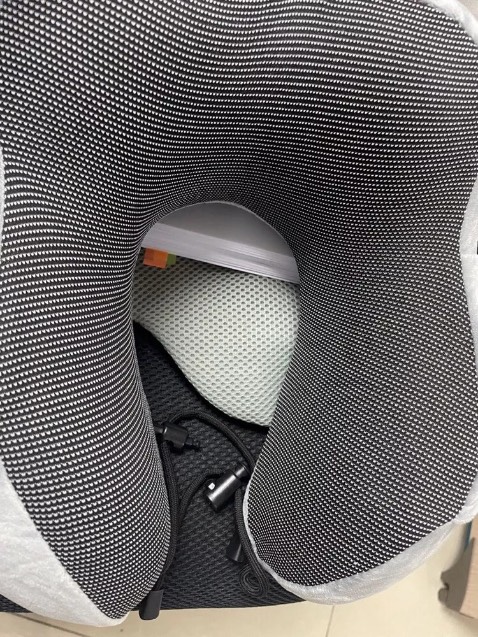 Gối cổ êm, thích lắm k bị cứng như mấy cái lót bông. Giá ổn áp, đi đường xa 10 tiếng ko mỏi cổ ngủ thoải mái. Giao hàng nhanh