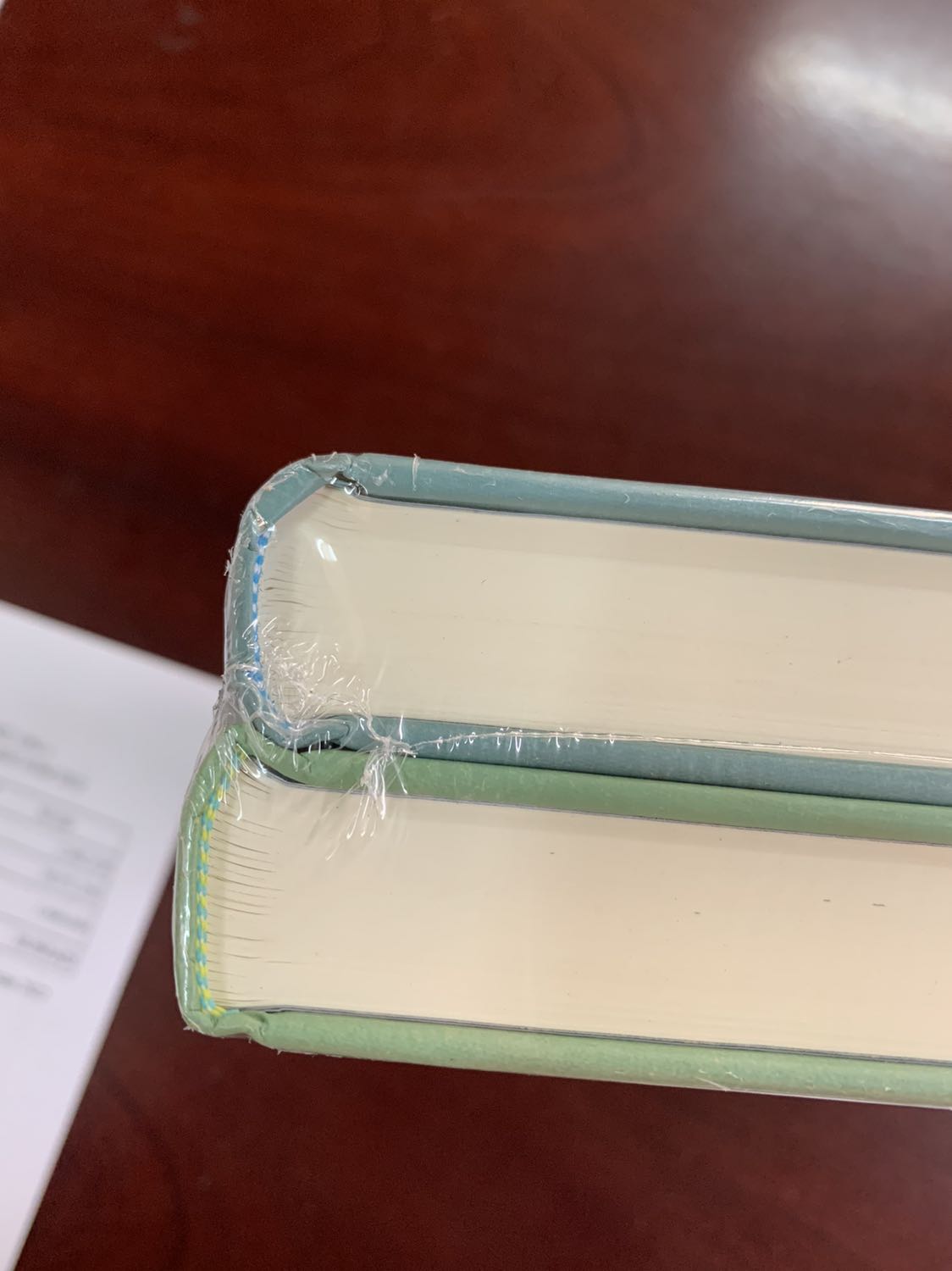 Mình nhận được combo 2 cuốn nguyên màng cứng nhưng Tiki Trading không dùng bọc chống sốc nên sách bị móp nhẹ ở hai đầu gáy sách. Vẫn chấp nhận được. Nhưng sao Tiki Trading không dùng bọc chống sốc để bảo quản sản phẩm tốt hơn nhỉ? Chắc chắn người nhận sẽ yên tâm hơn rất nhiều khi đặt hàng đó Tiki Trading à!