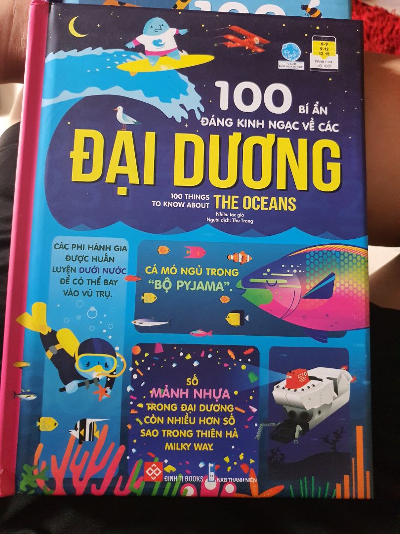 - Nội dung: giới thiệu tổng quan, và chi tiết về thế giới đại dương, các sinh vật biển độc lạ, những điều kì lạ về đại dương. 
- Sách được gia công bìa cứng, tạo cảm giác cầm chắc tay, trang sách in màu, chưa được giấy bóng. 
- Giá: hơi cao so với các cuốn như lịch sử, khoa học, vũ trụ....