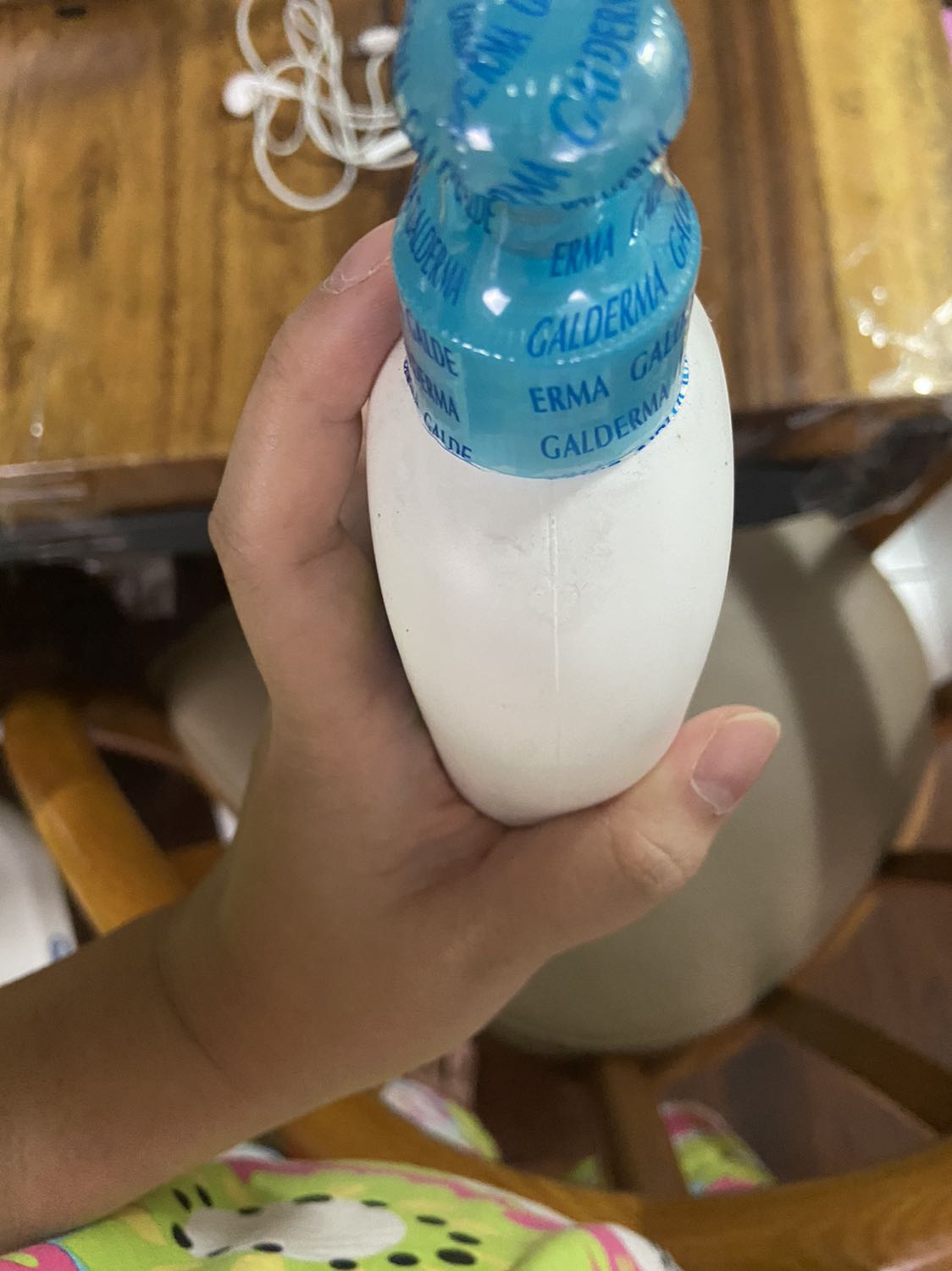 Chai mình nhận được hơi bị dơ nhưng mà mình đoán do kho dơ thôi. Kiểm tra hạn sử dụng thấy đến 2023. Mình chưa bóc tem để kiểm tra kem bên trong nhưng do review của mọi người ok nên mình nghĩ chắc cũng sẽ không sao. Chai mình nhận được hơi bị dơ nhưng mà mình đoán do kho dơ thôi. Kiểm tra hạn sử dụng thấy đến 2023. Mình chưa bóc tem để kiểm tra kem bên trong nhưng do review của mọi người ok nên mình nghĩ chắc cũng sẽ không sao.