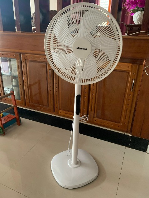 Dùng 1 thời gian rồi giờ mình mới review, quạt so với tầm gia thì chất lượng hơn hẳn,  khung quạt đẹp, nút nhạy, có remote, quạt gió mạnh và mát. rất thích kiểu dáng quạt này luôn. có quét mã kích hoạt bảo hành nha mọi người. sẽ còn ủng hộ shop