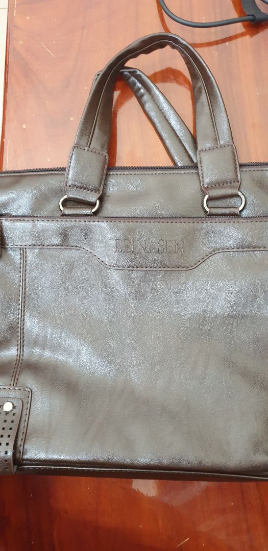 lần này không hài lòng tí nào mua cặp nhãn hiệu canguru mà giao LEINASEN , mất uy tín quá, sẽ tẩy chay tiki thôi