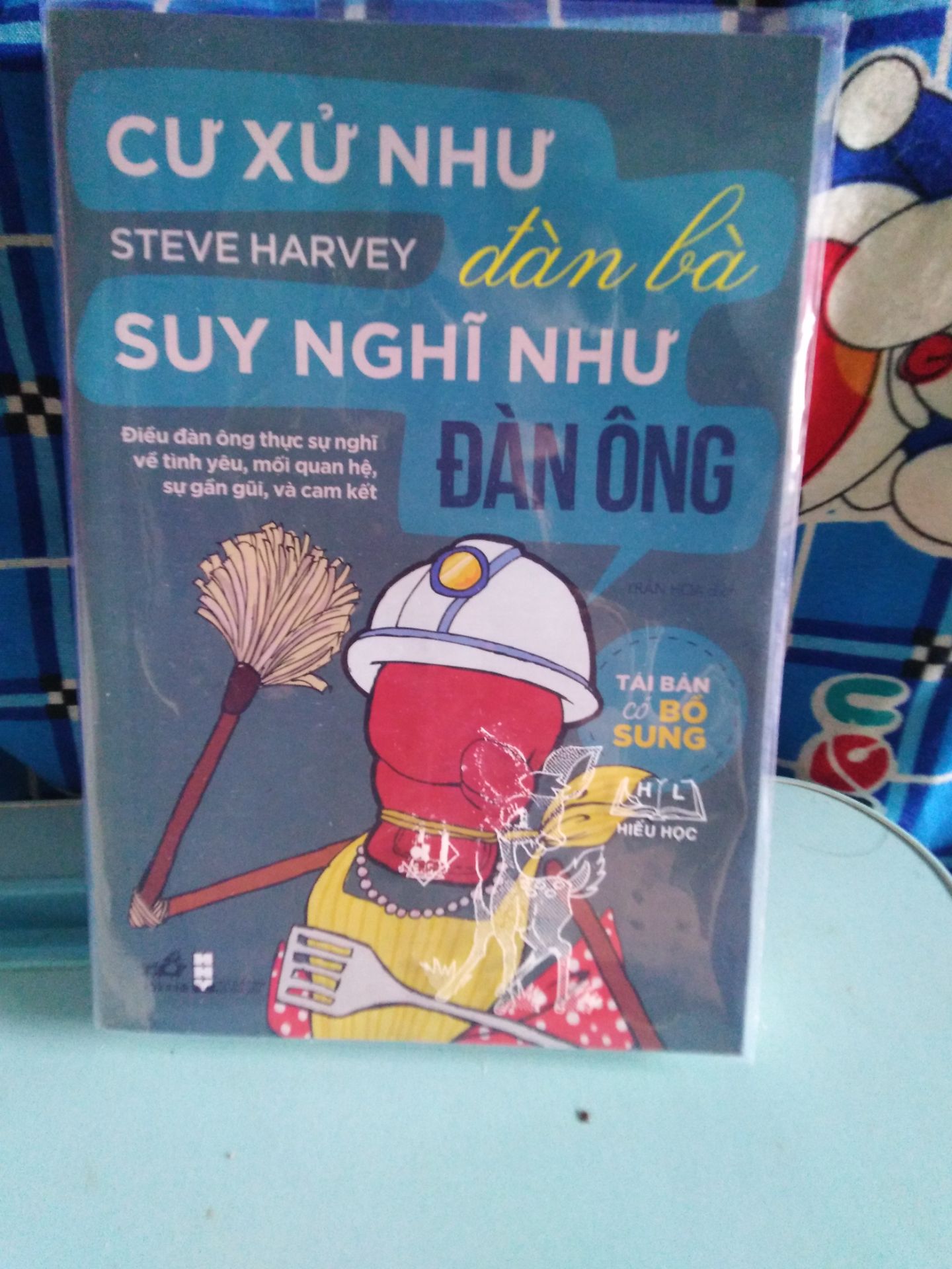 * vận chuyển : Lâu, trễ hơn 1 ngày so với dự định
* đóng gói : ko chắc chắn, móp méo ko thể tả, nhưng cũng may gáy sách ben trong ko bị gì!
* nội dung : trước tien mình xin khẳng định đây ko phải là sách self-help, nội dung nghiêng về tâm lý của đàn ông hơn. Nó phù hợp với các quí cô muốn tìm hiểu tâm lý của đàn ông ntn trong các quá trình hẹn hò, bánh quy,...

MÌNH THẤY ĐÂY LÀ QUYỂN SÁCH ĐÁNG ĐỂ CSC QUÍ CÔ ĐỌC ??
mình mua với giá 65k thui do đc sale kkk
