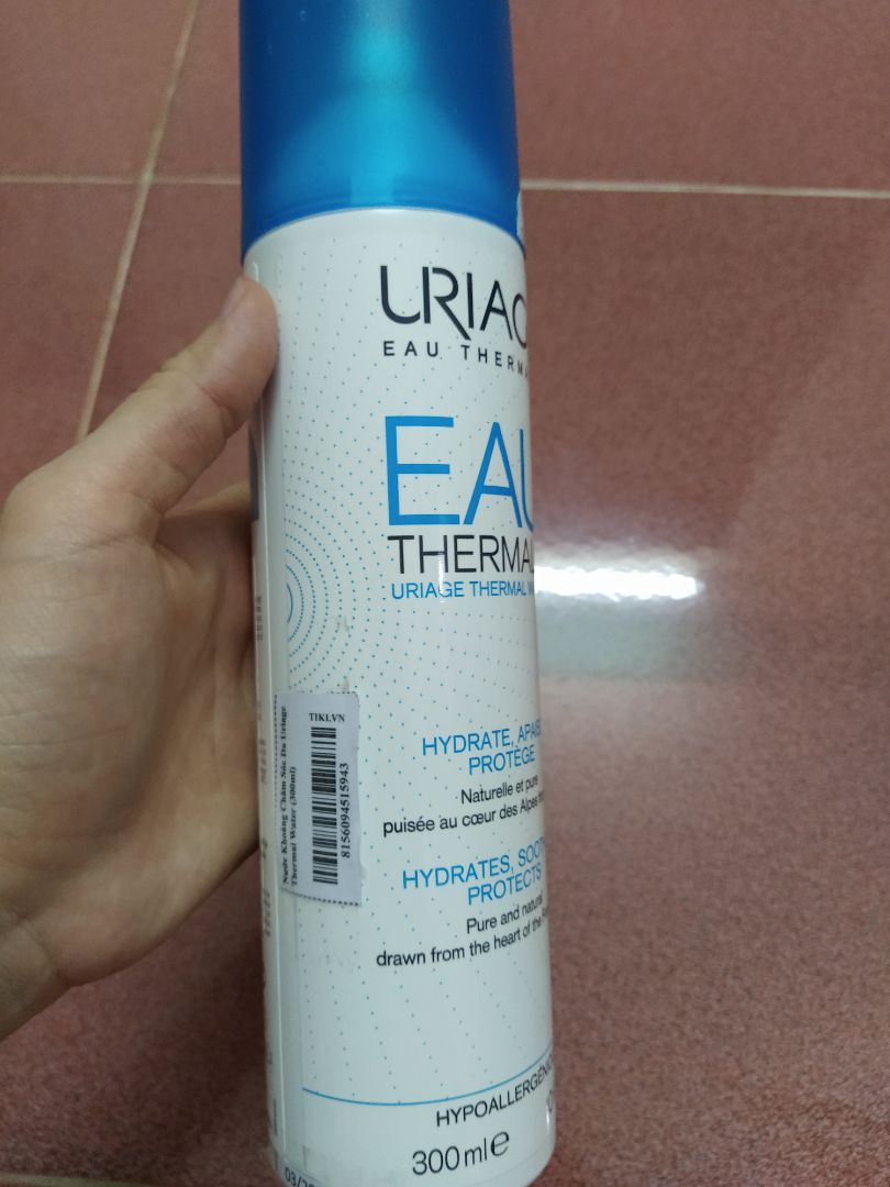 Mình mua về cho mẹ dùng mà nay mẹ mới nói, mới biết chất lượng hàng lần này thất vọng thực sự. Lúc nào mình cũng tin tưởng hàng Tiki Trading mà lại bị như thế này. Hàng không in hạn sử dụng dưới đáy như các chai khác mà lại dán giấy in như ảnh mình chụp??? Mình bóc lớp giấy dán ra cũng không thấy thông tin hạn sử dụng. Mình kiểm tra code cũng không ra thông tin sản phẩm. Sử dụng thì thấy ngứa da mặt không như những lần khác sử dụng. Mẹ mình đã dùng xịt khoáng uriage được 3,4 năm rồi nhưng cảm nhận sử dụng lần này rất khác. Mong tiki tiếp nhận và xử lí giúp!!!