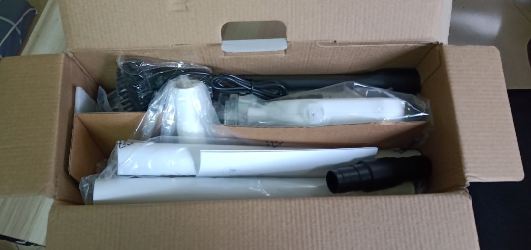 Mấy hôm nay bận rộn nhà cửa chưa kịp dọn, đã thế vợ mình còn làm rơi hỏng cái máy hút bụi nữa :))) Lượn một vòng từ *** *** tiki thì thấy con hàng này khá là chim ưng quyết định bế em nó về luôn. Ban đầu cứ tưởng là chỉ có máy hút bụi và cái đầu hút bàn chải như hình mà.... mở ra thì u là tr là các kiểu đầu hút từ to đến nhỏ từ dài đến ngắn luồn lách mọi ngõ ngách trong nhà tha hồ dọn dẹp luôn. Thích nhất cái đầu hút dẹp tại nó hút bụi được cái bàn phím của mình :))))) Lực hút thì cứ phải gọi là hết nước chấm luôn, mọi lần cứ phải hút hai lần rồi mới dọn nhà được, con hàng mới này mình hút một lượt là lau nhà được rồi, cái sàn nhà sạch sướng cái chân luôn :))) Nhà sạch thì mát bát sạch ngon cơm, đầu xuân năm mới ủng hộ shop 5 sao vì một chiếc hút bụi ngon nghẻ này :))))