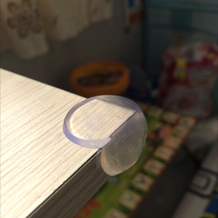 hàng nói chung ổn. khít với cạnh bàn gỗ nhà mình. shop có cho thêm keo 2 mặt, cắt ra gắn vô thì cũng khá chắc