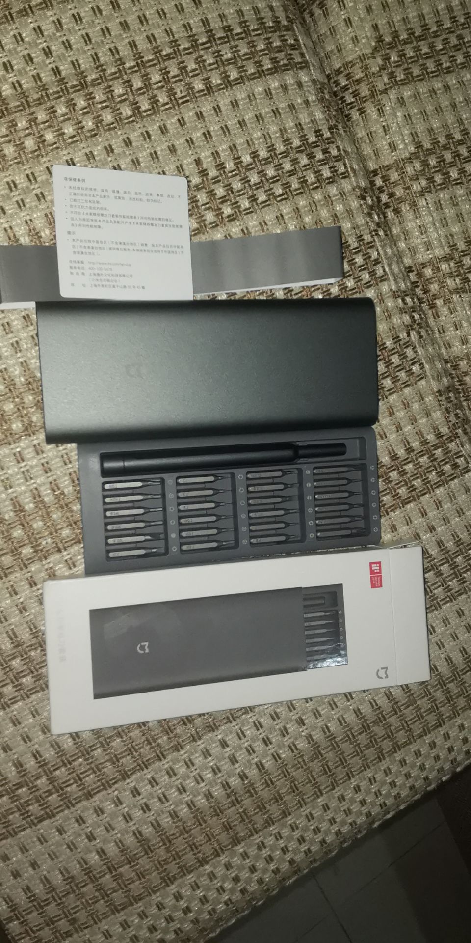 Mình đã nhận hàng. Mặt hàng nhận có tem đầy đủ nguyên siu. mình cảm giác hành thật của Xiaomi ló logo đàng hoàng chứ ko như mấy shop khác....tuy giá có cao chút nhưng hàng caahts lượng...