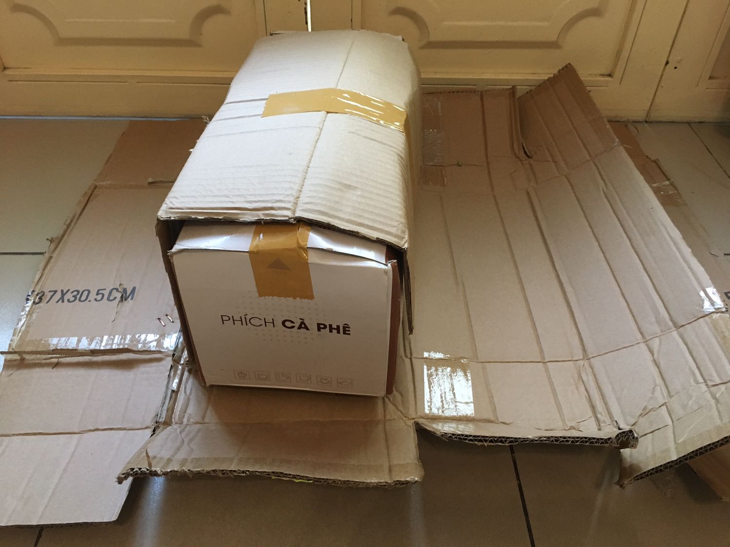 Tôi mới nhận phích nước 2.5 L Rạng Đông có cần bơm tay tiện dụng. Khi cầm thì có tiếng loảng xoảng. Mở nắp dưới đáy phích nước ra kiểm tra thì thấy ruột thủy tinh đã bị vỡ. Đề nghị đổi lại phích nước khác có chất lượng.