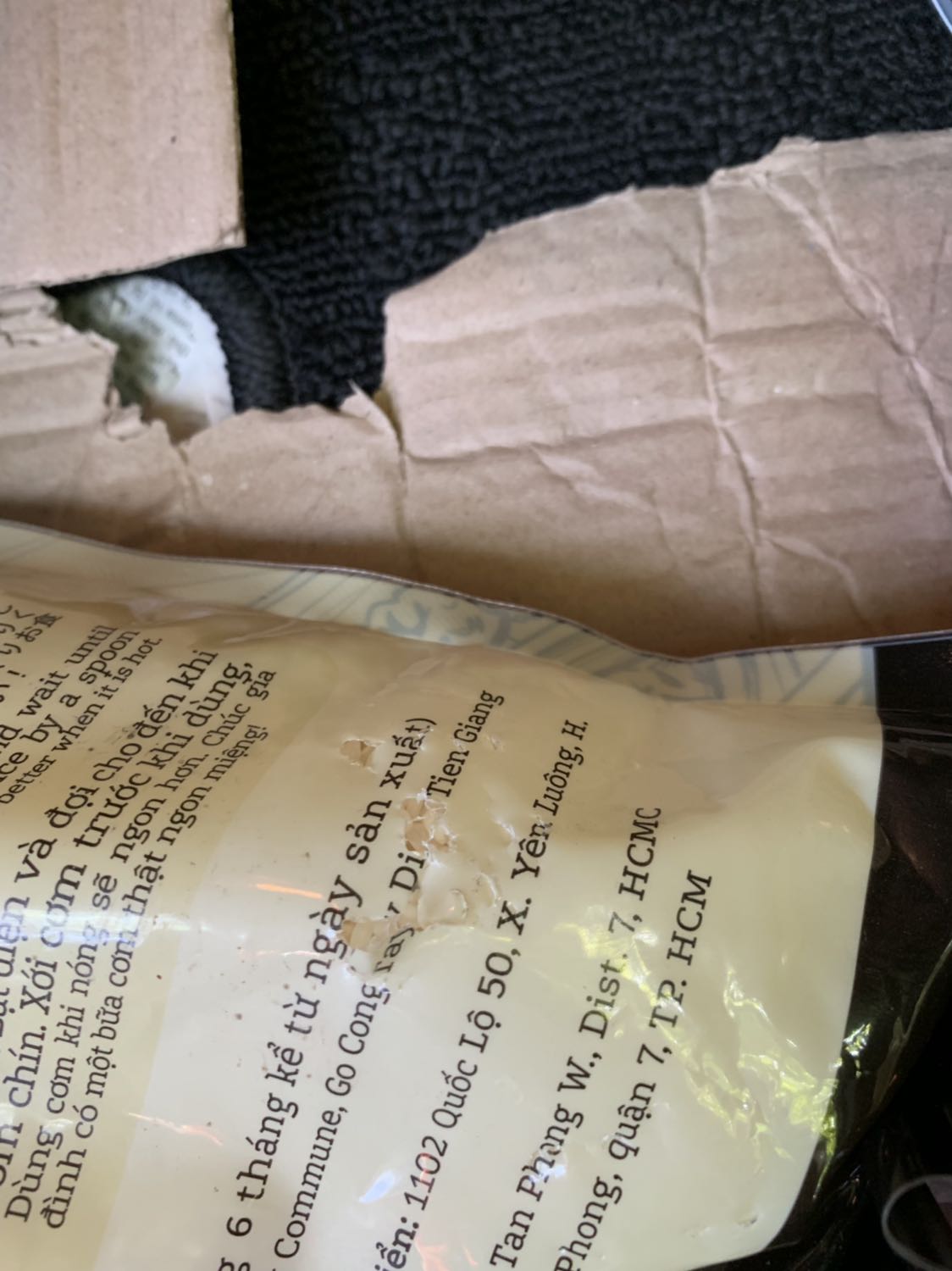 Giao hàng nhanh, trước hạn 1 ngày. Tiki yêu cầu số lượng tối thiểu phải mua là 3 túi, 15kg gạo không phải dễ vận chuyển. Tôi vừa nhận được hàng cách đây ít phút, cực kỳ thất vọng về cách đóng gói. Kiện hàng nhận được thì vỡ bung bét, khi tháo ra thì gạo rơi lả tả. Duy nhất một túi còn nguyên vẹn, 2 túi còn lại thủng khá nhiều, nhìn ko rõ chuột cắn hay do bị vật gì đâm vào làm thủng. 
   Chất lượng gạo tôi sẽ đánh giá sau.