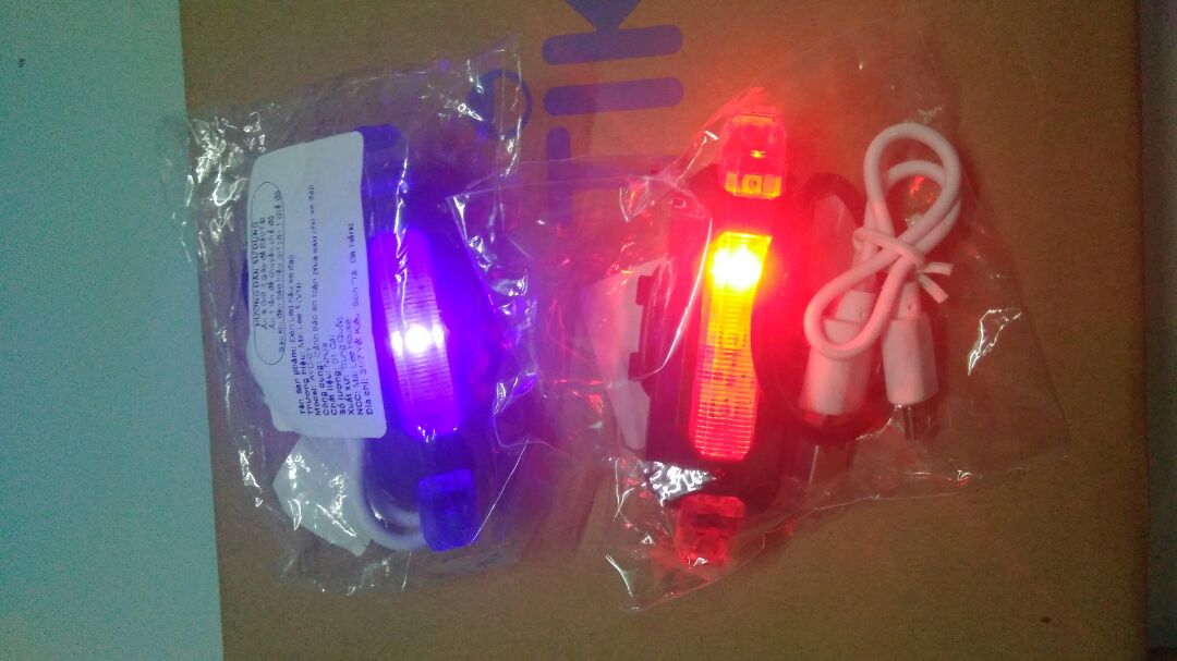 hàng để trong hộp hơi to, ko có xốp chèn chống sốc nên hộp bị móp méo, may là đèn vẫn sáng ok
đèn sáng, có nhiều chế độ chớp