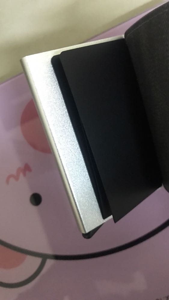 Ví thẻ quá là tiện lợi luôn. Hoppj nhôm dày, chắc chắn, sáng bóng. Nhét thẻ vào thì yên tâm khỏi lo rớt khỏi lo hư hỏng rơi mất thẻ luôn. Vỏ da đường may đẹp luôn, vỏ da cũng nhét được giấy tờ và tiền mặt nữa rất là tiện lợi. Ví nhỏ gọn dễ mang theo. Quá là hợp lý trong thời buổi dùng thẻ. Đi mua đồ ở đâu cũng dùng thẻ được. Chất lượng tốt. Thank shop.