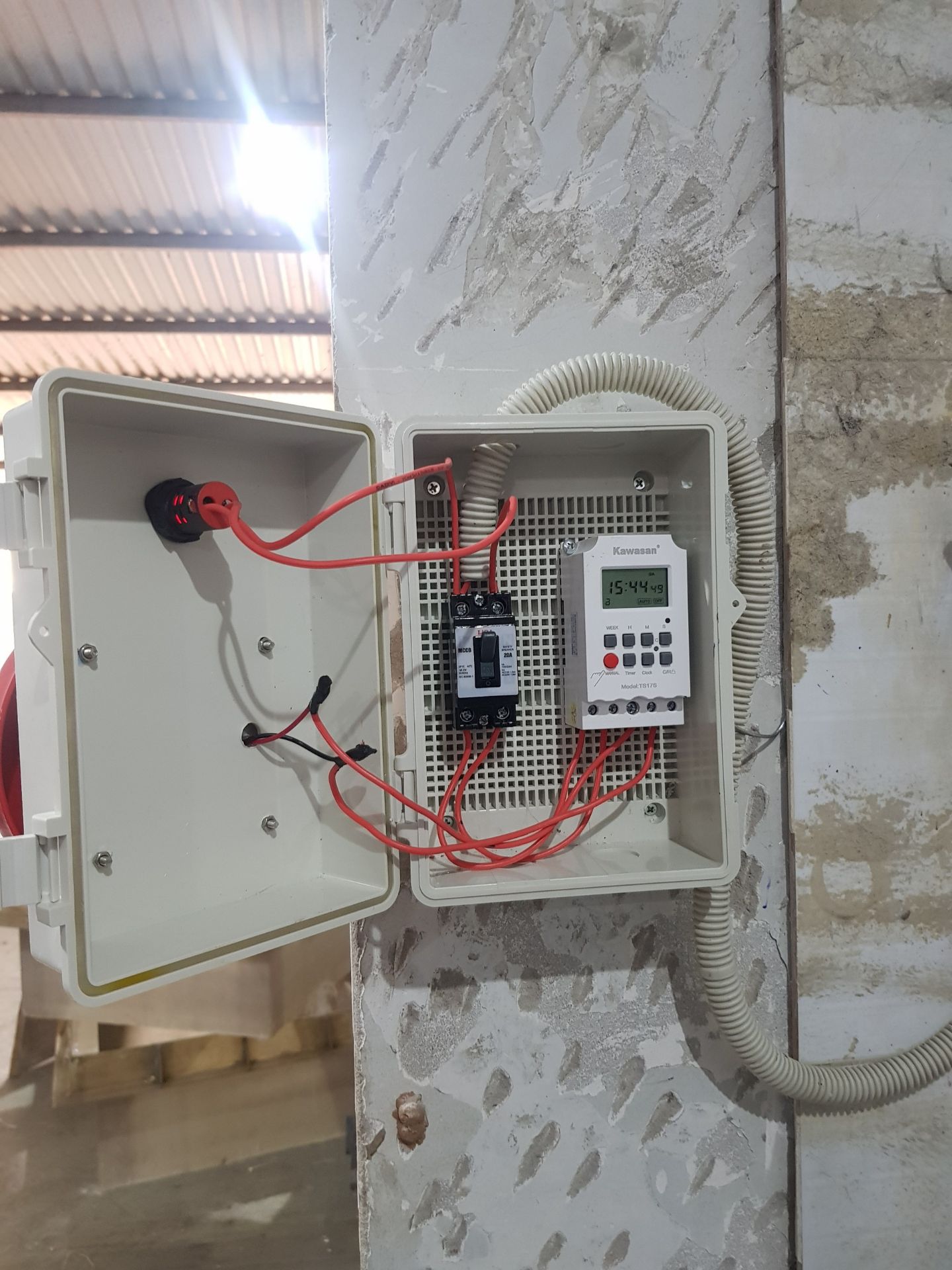 Hàng như hình, có chốt lẫy để gài, phụ kiện lắp đặt đi kèm, đẹp và dễ xài, tủ nhỏ nhựa PP, nên xài trong nhà chứ nếu để ngoài trời thì không bền đâu, dùng xăng thơm hay acetone lau còn chảy nhựa mà