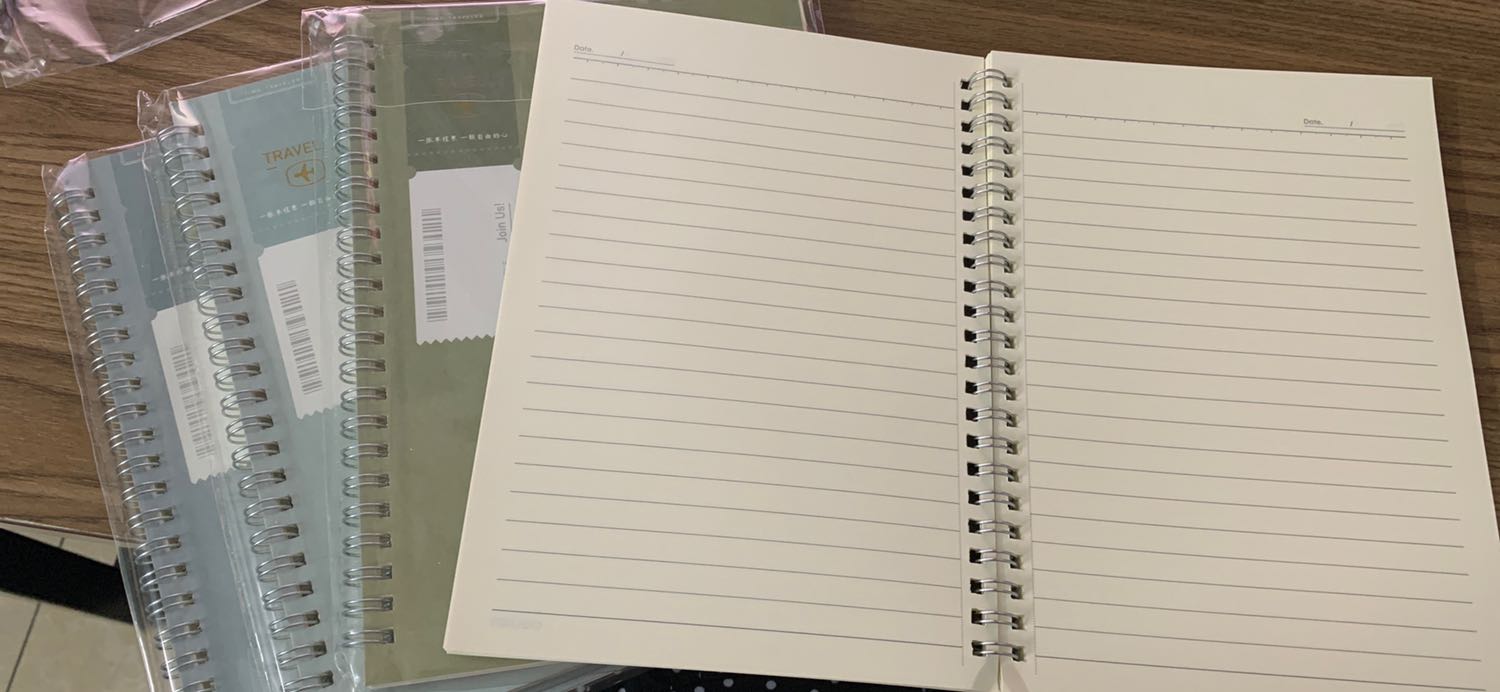 Sổ cũng oke đúng yêu cầu của mình nha mọi người, nhưng chỉ có 60 trang thôi, mọi người mua có thể cân nhắc tuỳ nhu cầu bản thân nhé.
1 góp ý nho nhỏ là mình mua 4 quyển ko được chọn màu, nhà *** chọn màu ngẫu nhiên, gioa cho mình 2 màu mình không ưng lắm thôi. Mong sẽ có thêm tiện ích pick màu sản phẩm nhé