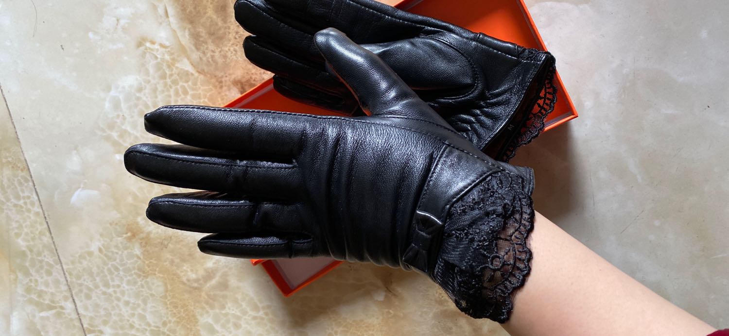 Chất da khá đẹp, ôm tay, đóng gói cản thận và mình khá ưng. Nhất là ko bị to sụ và dùng được điện thoại ??