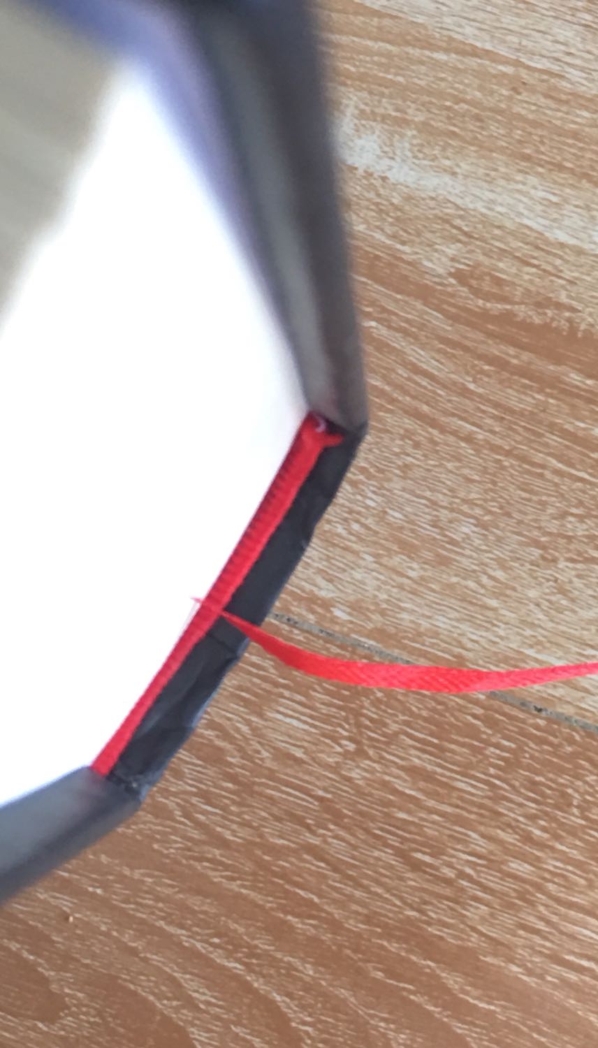 Giao hàng bên tiki nhanh khủng khiếp, mới đặt CN hôm qua mà sáng nay đã giao rồi.
Nhưng mìk k hài lòng ở đây là cách đóng gói, mở ra kiểu như hai quyến sách trơ trọi, k có bọc chống sốc gì cả. Không biết do vận chuyển hay sách bị sẵn mà góc sách bị hư hại, may mà k nhiều, đỡ hơn cuốn Hai số phận Còn phần ở giữa sách nên mong nhà xuất bản cẩn thận trong việc may hết chỉ để không bị hư gãy.