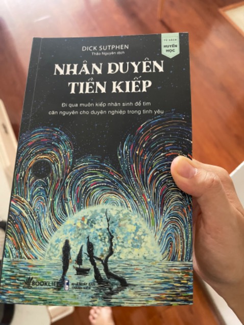 Mình không biết Sách này có phải sách thật k? Hay sách giả?
Nhưng lần đầu tiên mình nhận sách mà k có màng bọc nilon ở bên ngoài, nhìn như sách cũ. Và siêu bụi bẩn.
Bụi đóng thành lớp ở trên bìa sách, phía trang sách bẩn lem nhem.
Khuyên các bạn k nên mua quyển này ở đây.