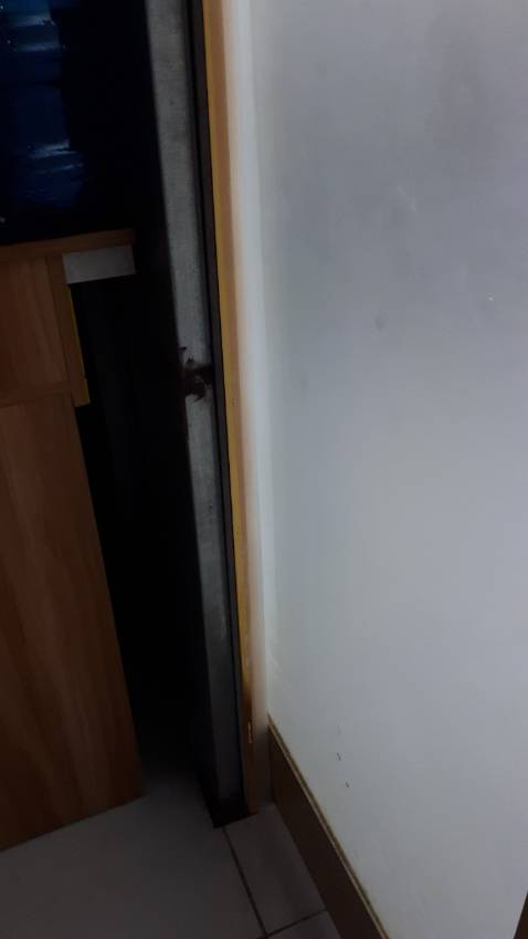 Đã mua 3 cuộn. thấy để mỗi cuộn 2m, mà thực ra có chính xác 1,5m, làm mình phải nối dán thêm. Keo dán dễ  tróc không bám cứng. Tóm lại không nên mua loại này, mua về dán được vài ngày xem như bỏ tiền.