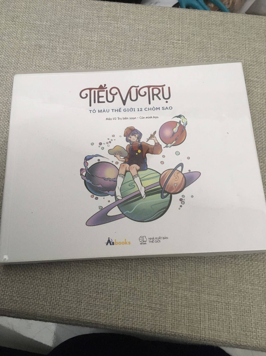 Chất giấy dày dặn siêu đẹp, hình in khá chất lượng và chi tiết nữa. Sách chia theo từng cung, còn có những trang chữ vừa tô màu vừa đọc lấy cảm hứng nữa. Ưng lắm ạ!