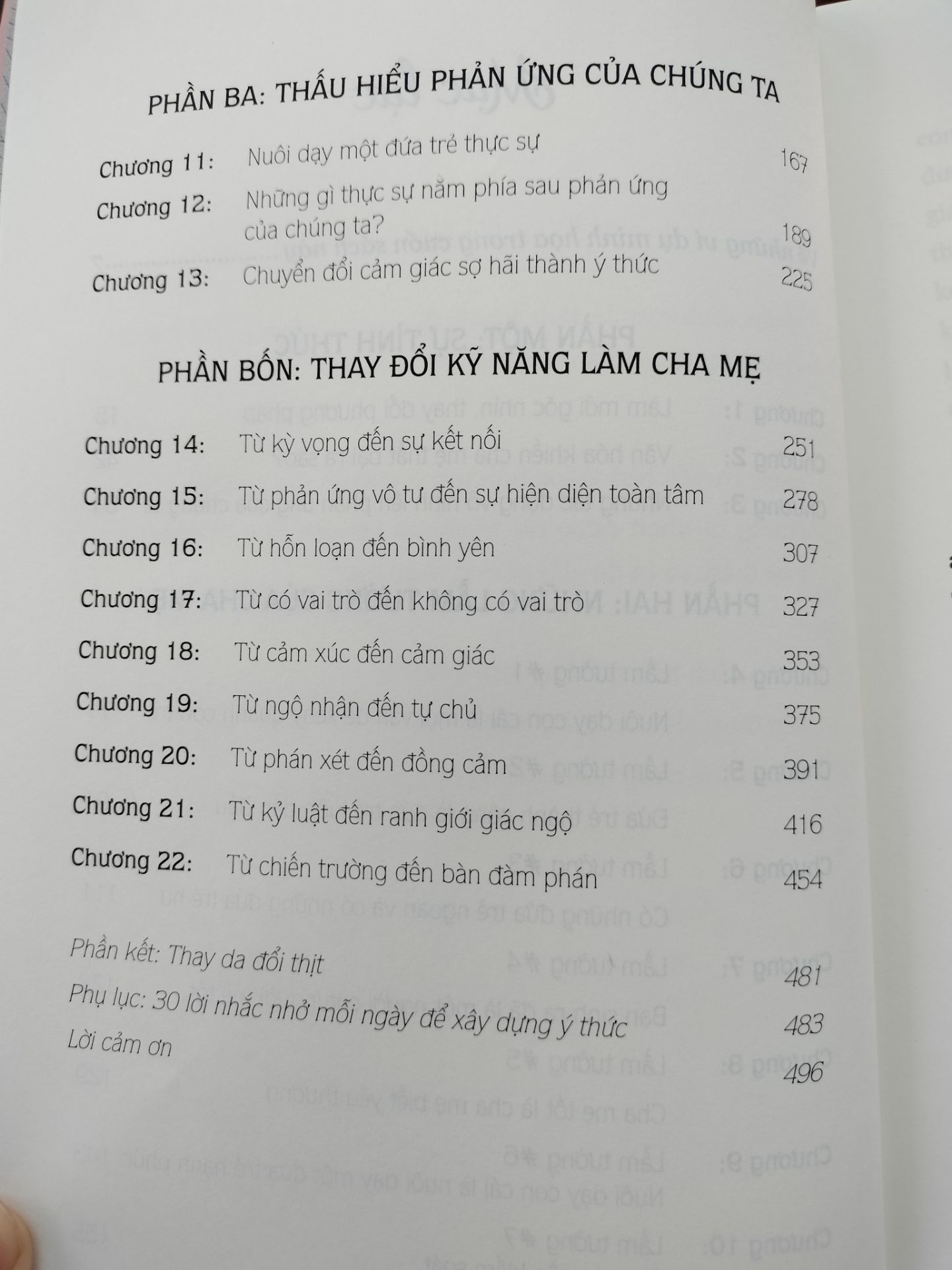 Một cuốn sách dành cho tất cả, không chỉ các bậc cha mẹ hay những ai sắp làm cha mẹ. Bản thân tôi đọc để nhận diện những lầm tưởng và tổn thương mà mình có từ thuở thơ ấu đến hiện tại với gia đình tôi, để hiểu mối quan hệ trong gia đình tôi và sự tác động của chúng lẫn nhau và có lẽ hàn gắn nó. Bước hành động rất quan trọng và là trọng tâm của cuốn sách mới nhất của tiến sĩ Shefali Tsabary, là phần tiếp theo của cuốn Làm cha mẹ tỉnh thức - một cuốn thiên lý thuyết cùng chủ đề. Ở ngay chương đầu tôi đã được tác giả khẳng định bằng lời và những câu chuyện bà kể về hành trình làm cha mẹ tỉnh thức với con gái của mình, rằng không ai sinh ra đã là một cha mẹ tốt hay sinh con ra là biết làm cha mẹ tốt, hiểu con ngay tức khắc. Đó là cả một quá trình bắt đầu từ sự vật lộn với bản ngã, là cãi vã và tan vỡ - không quan trọng tác giả có là tiến sĩ Tâm lý học bà vẫn phải cố gắng dần dần từ đống đổ nát giữa mối quan hệ mẹ - con, bà phải cố gắng, phải nhìn lại mình - phản tư, nhìn lại những gì mình đã gây ra và nhận thức thật rõ ràng những mô thức độc hại từ văn hoá, từ sự cố chấp, từ kinh nghiệm của bậc phụ huynh trước vô tình "truyền lại", bản năng,... từ đó mỗi khi nổi lên những định kiến vô lí đến từ bản ngã, bà có thể chấp nhận bỏ qua chúng với cái tâm sáng suốt, tĩnh lặng để đi đến mối quan hệ tốt lành với con cái. Đó là cả quá trình và ai cũng có thể đi trên con đường đó cùng con cái.  Sách còn nhiều nội dung hay lắm. Mọi người cứ đọc dần.