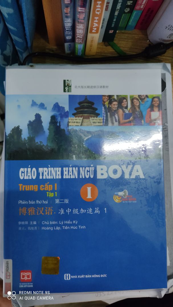 Sách cực đẹp, nội dung phong phú, giải thích rõ ràng, mình mong chờ 2 quyển trung cấp 1 này đã lâu; sách xuất bản năm 2021, tiki gói hàng đẹp, đóng hộp giấy hơi rộng 1 chút nên bảo vệ được sách bên trong an toàn không bị quăn góc, nhưng quyển 1 này bìa sau hơi bị gập ở giữa 1 xíu (chắc do khi bọc bookcare không cẩn thận 1 chút). Dù sao cũng cực kỳ hài lòng với tiki giao hàng cực nhanh, anh giao hàng thân thiện...