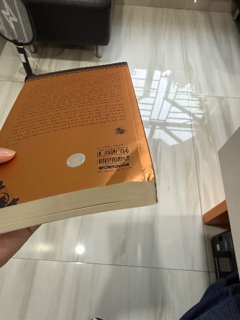 Tôi nhận sách và mở ra, sách như hình