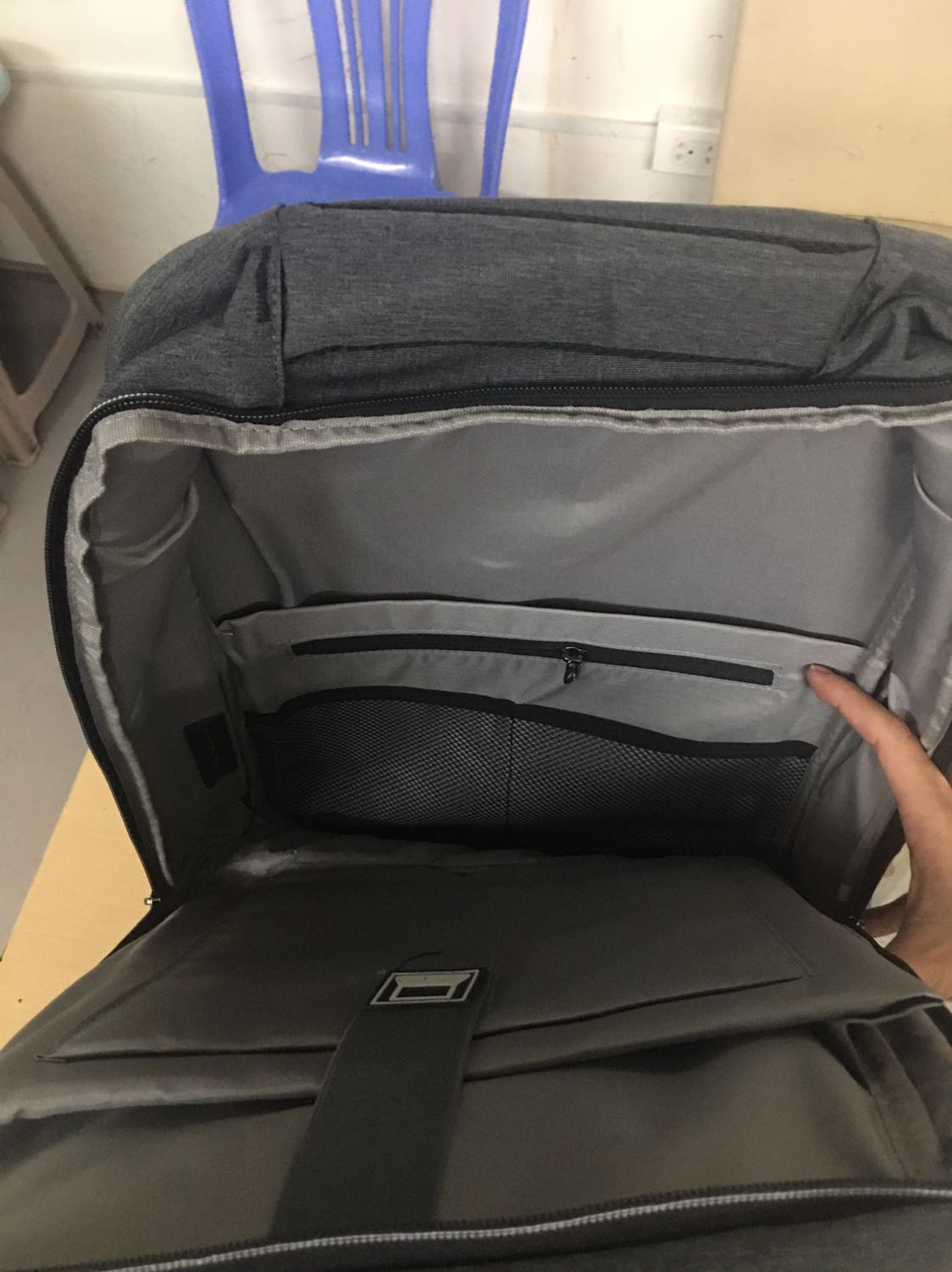 Sản phẩm đẹp, chắc chắn, shop đóng gói khá cẩn thận. Balo có nhiều ngăn nhỏ đựng đồ lặt vặt. Dây đeo cũng khá chắc chắn.