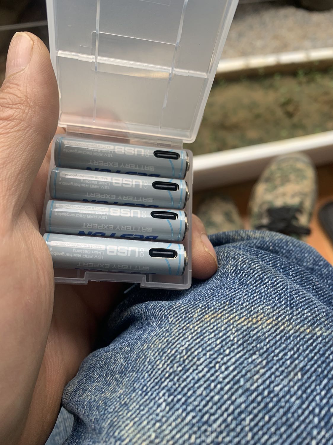 Đặt pin tiểu AAA thì giao sang loại AA to. Đề nghị đổi trả vì không dùng được.