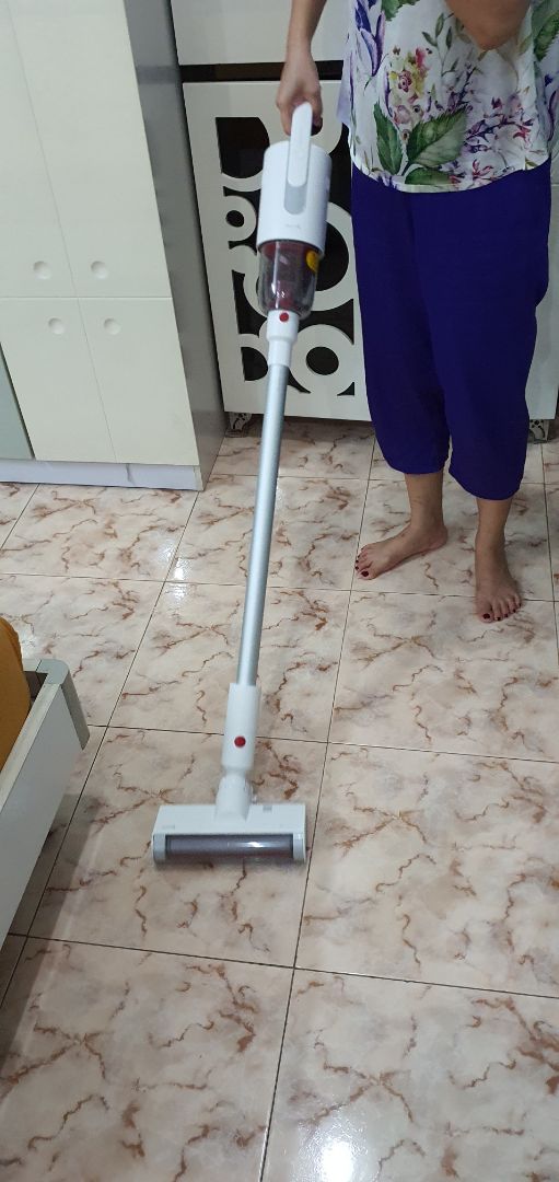 Máy gọn nhẹ, vận hành tương đối êm nên siêng dọn dẹp nhà cửa. pin xài đủ dùng 2-3 lần ( mỗi lần tầm 5-7ph). giá rẻ nên không yêu cầu quá cao về hoàn thiện, nhưng cũng đẹp