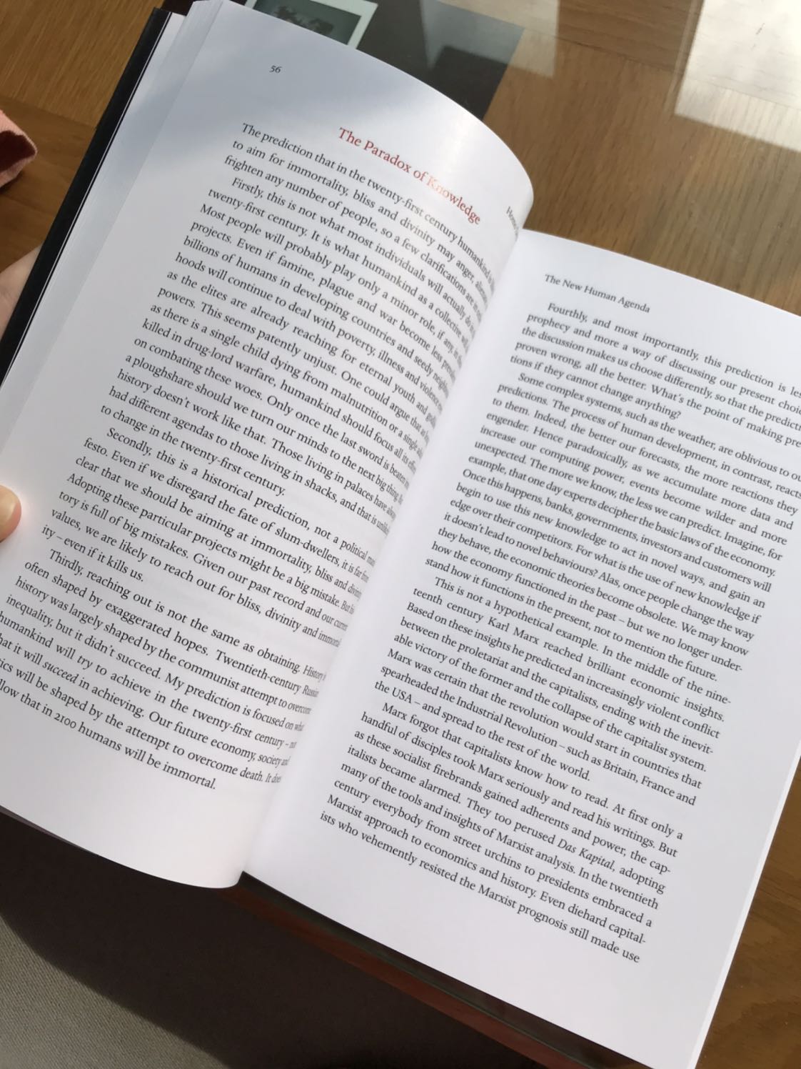 Sách hay và đáng đọc, nội dung thì nên xem review trên youtube sẽ chi tiết hơn.
Về hình thức sách, sách mình mua đợt sales nên rẻ quá chừng, giao hàng tiêu chuẩn nhưng cực nhanh (trong vòng 1 ngày), sách in màu toàn bộ, giấy cứng nên cầm cũng hơi nặng tay, nhưng với 182k thì nhận được quyển sách ngoại văn mới tinh như này mình quá hài lòng! Cảm ơn Tiki.