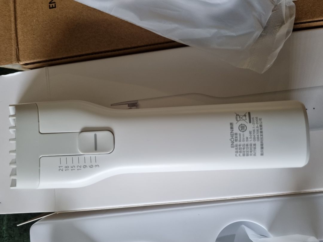 Đã nhận và *** hàng! 
Hàng giao nhanh hơn dự kiến 2 ngày. 
Tông đơ vận hành chuẩn.
Sản phẩm thiết kế, hoàn thiện cao cấp hơn mức giá bán ra.
Độ bền thì cần thời gian mới trả lời được.
Cổng sạc usb-c quả là hợp thời và tiện dụng.
Hàng đóng gói rất kỹ, nguyên sealed 2 hộp.
Hài lòng!