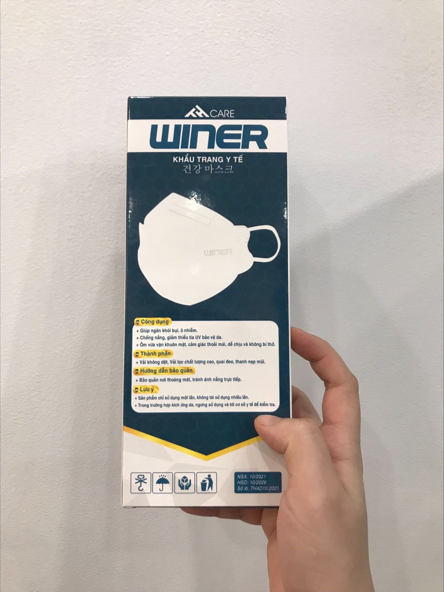 sữa tắm thơm, nhà bán giao nhanh mà mình lại đc tặng kèm nguyên hộp khẩu trang nữa chứ