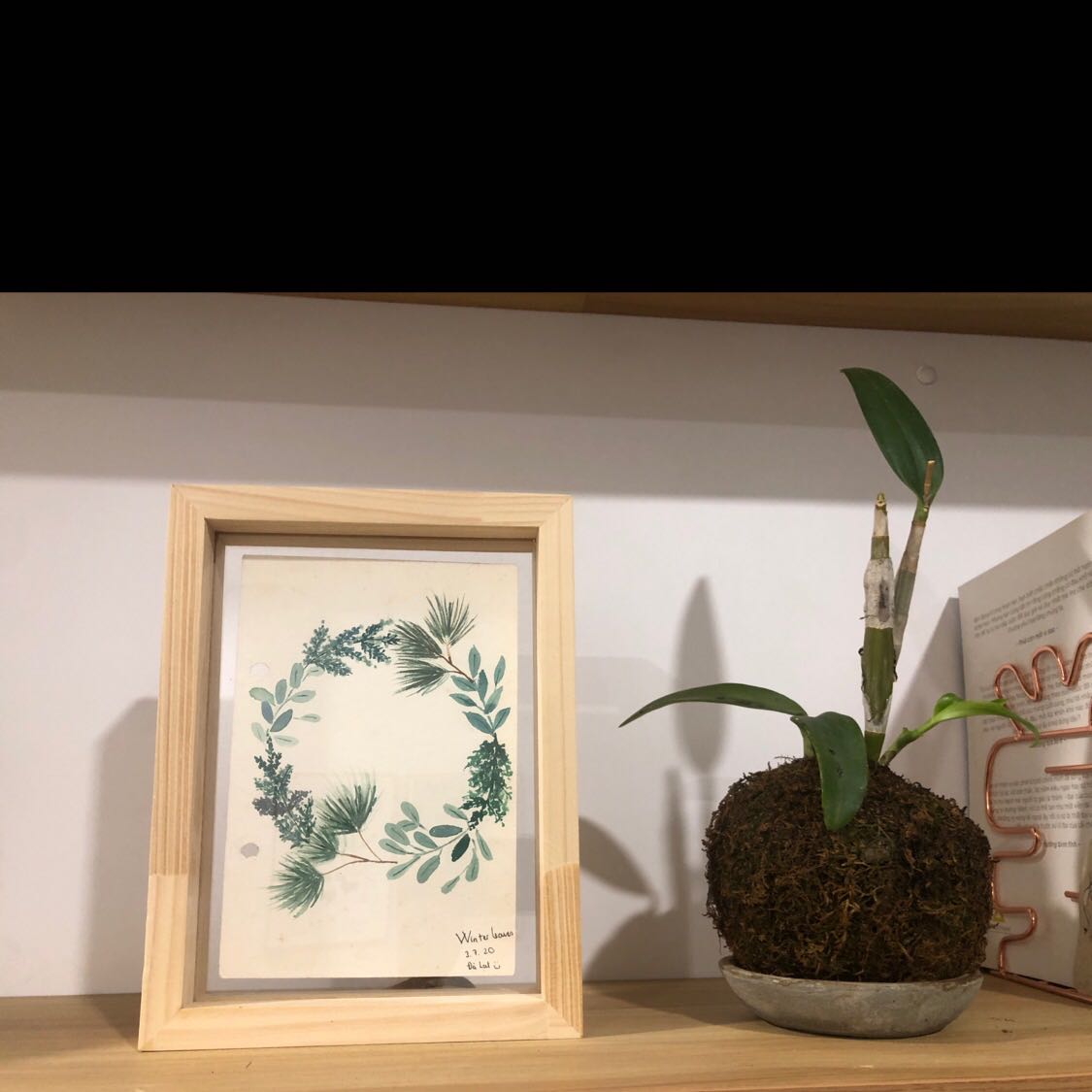 Khung ảnh đẹp như hình, miếng mica mới cong mình phải tự tay gở miếng bọc nên yên tâm là mica ko bị mờ nhé, có điều không biết để lâu mica có bị ố vàng ko thui :)