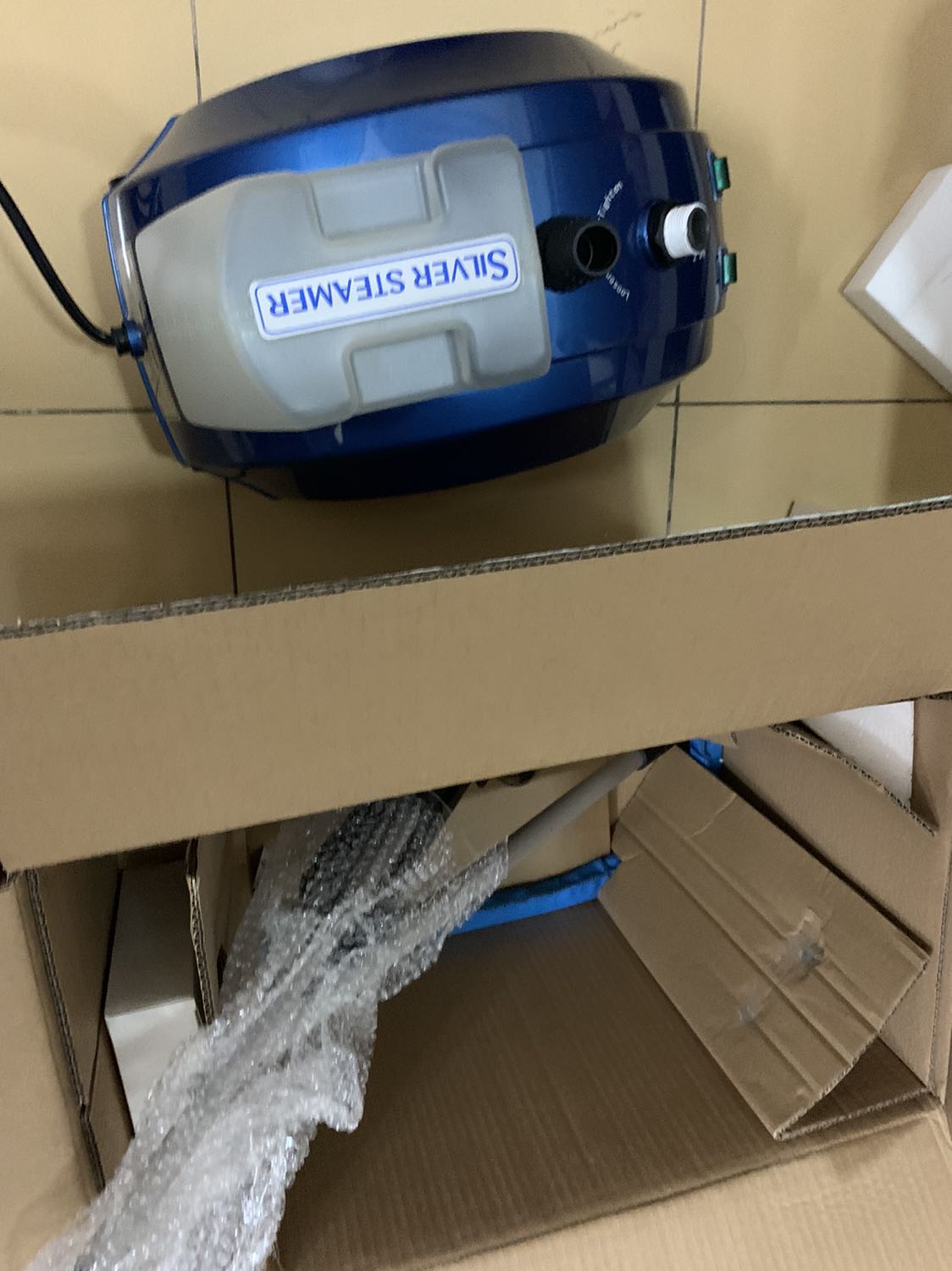 Hơi mạnh, ủi quần áo rất thẳng, tiện dụng. Điểm yếu là máy to có mùi rất nặng. Không biết máy có mùi nên mình ráp trong phòng ngủ, đến hôm nay 3 ngày rồi phòng vẫn còn mùi