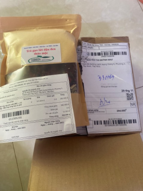 Tôi nhờ ng nhà nhận hàng dùm.
Tui mua 2 chai mật ông giá 294k mà giao tôi 1kg gạo lức.
Đề nghị tiki làm việc với ng bán, hoàn hàng và trả tiền lại cho tôi