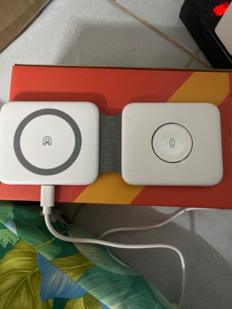 Tốc độ sạc khá nhanh, thiết kế đẹp, có thể sạc được cả iphone, watch và airpod. Tốc độ sạc khá nhanh, thiết kế đẹp, có thể sạc được cả iphone, watch và airpod.