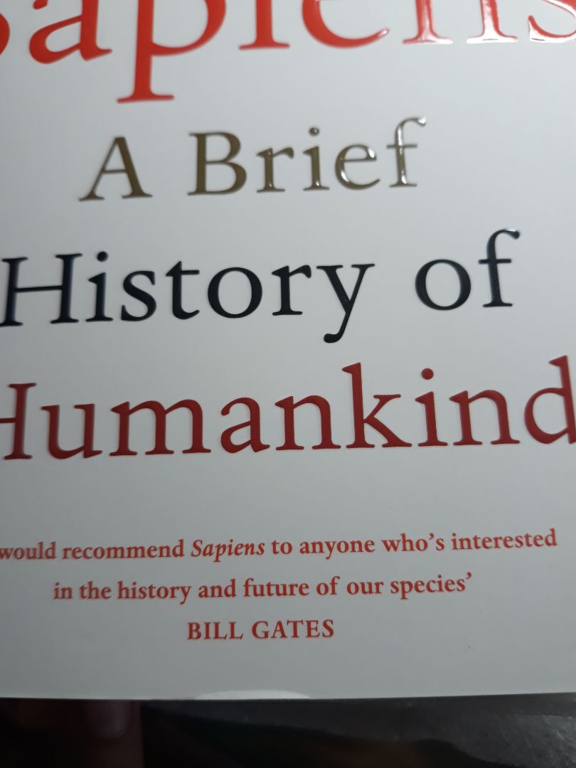 Mình mua 2 quyển phần góc sách đều bị cong nhẹ, và hơi bẩn nhưng vẫn chùi được. Kích thước sách: 20 × 13 × 4cm (cd × cr × cao). Được bọc kỹ càng, cẩn thận. Mình nghĩ giấy sẽ giống quyển Homo deus của nhà Fahasa, nhưng vẫn chỉ là giấy thông thường. In ấn rõ nét, nên nhìn chung vẫn ok