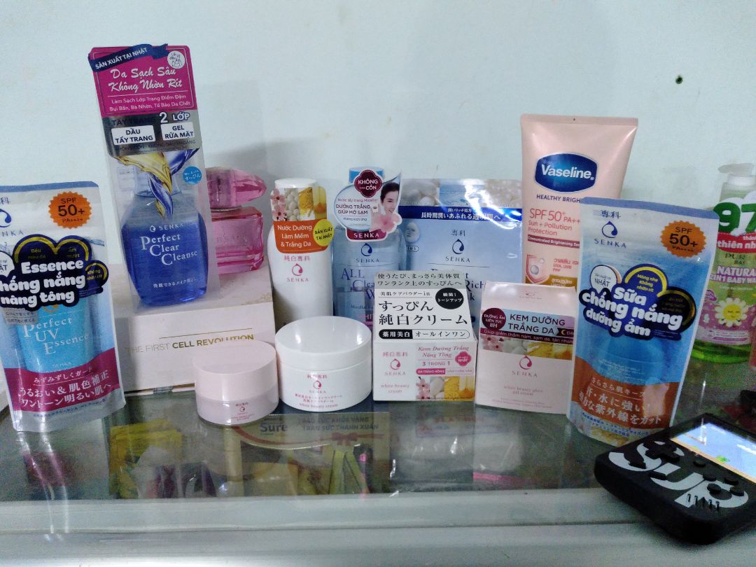sản phẩm dịu nhẹ, xài nhẹ tênh như không xài, rất thích .
mình xài hàng senka thấy dịu nhẹ, dễ chịu trên da, nên mình mua hẵn tất cả các mặt hàng về senka, cái này là hình mới khui hàng vừa mua thôi, mình còn có sữa tắm senka, sữa rửa mặt ......
mua xài chọn bộ vì dùng thấy dễ chịu , mình cũng mới xài nên ko biết có hiệu quả da đẹp lên ko, lần sau nếu quay lại mua nửa sẽ rewiew