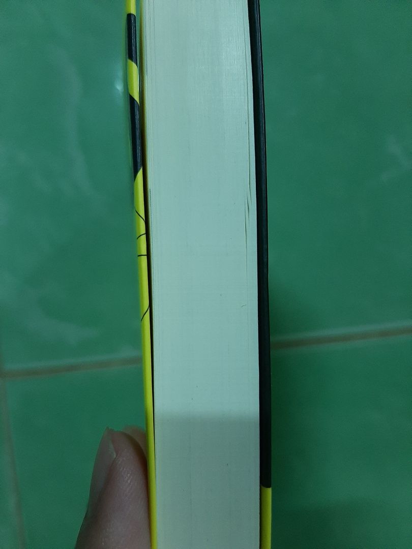 Sách bị cong, vênh mất hơn chục trang: từ trang 305 đến trang 320. Thực sự thất vọng vì không phải là lần đầu mà ngay trong đơn hàng vừa rồi của mình cũng đã có một quyển tựa là Bí mật của trí nhớ siêu phàm bị tình trạng y hệt như quyển này có khi là còn thê thảm hơn. Không biết là lỗi trong quá trình in ấn của nhà xuất bản hay do sai sót trong quá trình vận chuyển nữa. Shipper cũng không được nhiệt tình và thân thiện cho lắm.
 Mình cho một sao còn là vì khá thất vọng bên Customer Service. Nói chung là rất được khi quyển đầu của mình bị như vậy thì tiki cũng có nhắn lại và nói sẽ đổi trả cho mình. Nhưng lúc đó chưa check kỹ nên mình nghĩ có một quyển bị thì thôi, gửi lại cũng khá mất công nên mình quyết định giữ lại quyển đầu ( nhưng mà giờ biết là có thêm quyển này bị nữa mình thực sự thất vọng vô cùng). Ừ thì cũng có bạn bên Customer Service gọi đến ngay giữa trưa cho mình hỏi có cần đổi không. Mình cũng có trả lời nhưng chỉ tiếc là mình đang nói giữa chừng thì bạn ấy cúp rụp máy. Có lẽ do khá bận bịu gì đó nên chắc bạn ấy chỉ cần nghe được chữ "không" trong lưng chừng câu nói dang dở của mình là cúp máy liền. Mình cũng rất tôn trọng khi bạn ấy đã bỏ thời gian ra gọi cho mình để hỏi. Nhưng mình chỉ phân vân là đã lỡ bỏ chút thời gian ra rồi thì bạn ấy cố giành ra thêm vài ba giây để nghe hết câu nói của người ở đầu dây bên kia có lẽ sẽ hợp lý hơn. (Mình không biết bạn ấy nhiêu tuổi nhưng nghe giọng khá trẻ nên mình tạm xưng hô như vậy)