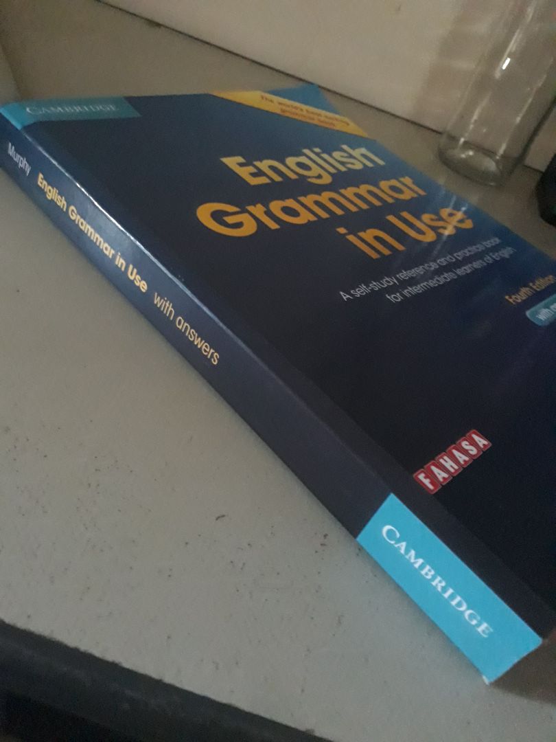 Dịch bệnh nên tiki giao hàng hơi lâu chút, điều này mình có thể thông cảm được. Nhưng cũng không quá lâu so với dự kiến (chậm 1 ngày thôi), mình còn tưởng lâu hơn cơ vì mình đọc chỉ thị là shipper cũng không được làm việc. (Mình ở Hà Nội)
Về cuốn sách, mình làm cuốn này được hơn một tuần rồi, mỗi ngày đều đặn ít nhất 2 units, vì mình mới thi đại học xong nên vẫn còn lười chút nhưng cố gắng duy trì mỗi ngày, bởi mỗi unit chỉ gói gọn trong 2 trang(1 trang lý thuyết và 1 trang bài tập). Vì thế nên cách bố trí cũng không giống kiểu sách Giải thích ngữ pháp của Mai Lan Hương mà mình đã từng làm (tất cả gói gọn trong một bài, lý thuyết hết rồi mới đến bài tập luyện) các bạn có thể xem ở mục lục. Nhờ đó nên mình thấy làm quyển này khá vui và ko bị dễ nản. 
Sách phù hợp cho các bạn chưa chắc kiến thức muốn ôn lại từ đầu. Những bạn mất gốc thì hơi mệt xíu vì sách full tiếng anh. Dù sao mình vẫn thích sách của MLH hơn vì nó trình bày rất bài bản và đầy đủ, không quá lan man, SIÊU PHÙ HỢP với các bạn ôn thi THPTQG. Bây giờ mình không học để thi nữa nên thích làm quyển này hơn. Sách giấy giày đẹp. Xứng đáng giá tiền.
Còn về đóng gói thì lúc mình nhận hộp hơi nát, bên trong có miếng xốp mỏng nên ok.