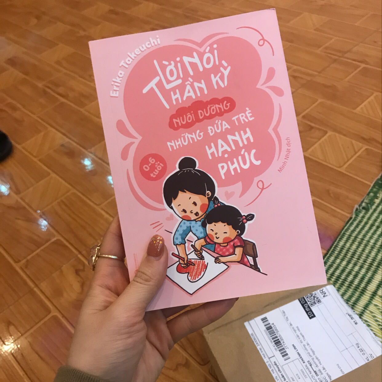 Mình chưa đọc nhưng thích đọc những cuốn sách ntn. Có tranh cụ thể, sinh động. Mong rằng các mẹ sau khi đọc cuốn sách này sẽ nhẹ nhàng vs con hơn  để cho con trải nghiệm 1 cuộc sống muôn màu sắc và luôn cảm thấy vui vẻ hạnh phúc dù có gặp cn gì đó k tốt vs mình. Tks 💓