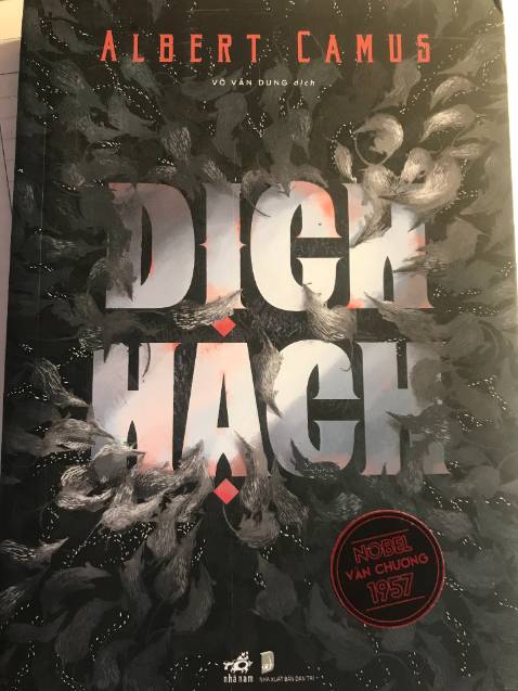 Mình mua mấy quyển liền ở Nhà Nam, khi nhận được thì khá hài lòng vì bề ngoài ít lỗi, sách phẳng phiu. Song nay, sau khi đọc hết những quyển kia, mình dở cuốn "Dịch Hạch" ra và thấy thất vọng khủng khiếp bởi bản dịch quá tệ: Chính tả sai liên miên, câu cú lủng củng, đọc mà tức. Hi vọng tiki cũng như nhà sách Nhã Nam sẽ cẩn thận trong khâu kiểm định nhiều hơn và đưa bản preview lên trang tiki, để không xảy ra trường hợp như này, vì mình là fan của Nhã Nam, bởi không chỉ bìa đẹp và chất lượng bản dịch, in ấn trước giờ rất tốt, nhưng riêng quyển Dịch Hạch mình nhận được thì không, khiến một tác phẩm Nobel mất đi cái hay của nó.
(Trong những ảnh mình chọn ngẫu nhiên dưới điển hình có lỗi sai chính tả: "bệnh" -> "bịnh", "Chủ nhật" -> "Chúa nhựt", "hoạn bạn, bệnh tật" -> "bịnh hoạn", "mai này" -> "mai nầy"; và dùng từ địa phương khó nắm bắt "chành bành".)