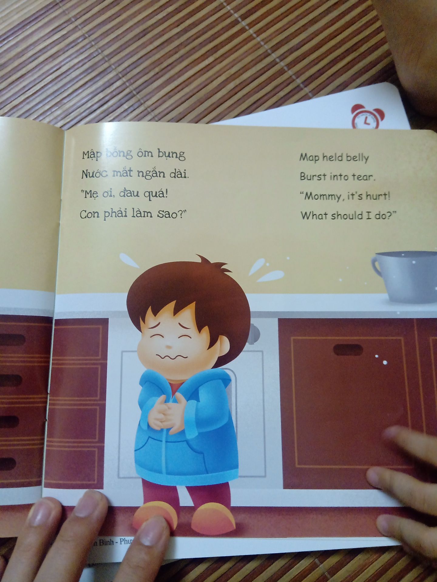 bộ sách rất thú vị...không hề nhàm chán, bởi: tranh đẹp và THƠ song ngữ ngắn gọn dễ hiểu...rất xứng đáng để có mặt trong tủ sách của bé