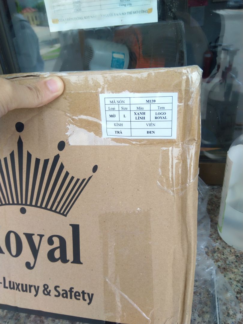 Nhìn đẹp, nhẹ nhàng. Vì mới dùng nên cũng chưa biết sẽ như thế nào. Loại lúc trước dùng là M139 xanh mực thì tốt, mấy năm mà không phai màu, mà bị té xe, có va chạm rồi với lại trầy kính hết trơn nên phải mua nón mới. Lần này mua xanh rêu, thấy mấy hãng khác xuống màu xấu hoắc, mình chưa biết màu của Royal có ổn không.