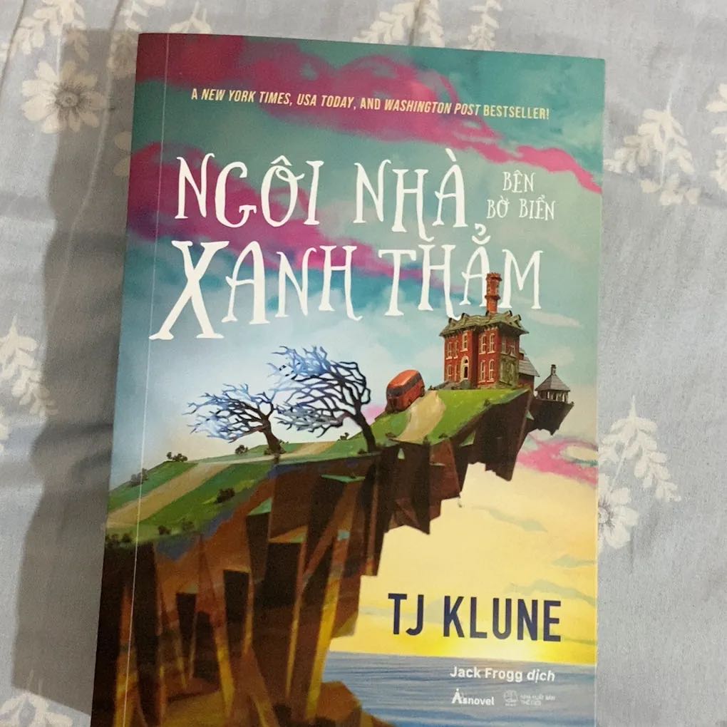Ấn tượng ban đầu của mình khi đọc cuốn này là nó hơi chán, tầm dưới 300 trang đầu mình cảm giác mạch truyện hơi chậm (suýt drop vĩnh viễn luon) nhưng mà đến những trang sau ấy kiểu nó wow vô cùng:)))))))))) mấy đứa bé trong này siêu đáng yêu , có nhiều trích dẫn hay nữa( mình highlight quá trời ) nó nhân văn mà nó ngọt ngào vô cùng , cảm thấy may vì sau 3 tháng drop mình vẫn quyết định đọc lại chứ khong drop vĩnh viễn:Đ 
( Mình xin phép ngoài luồng xíu ạ:> mình đang tập tành viết lách bên wattpad, bồ nào hứng thú thì qua đọc ủng hôn và góp ý giúp mình với ạ, mãi yêuuu) 💗