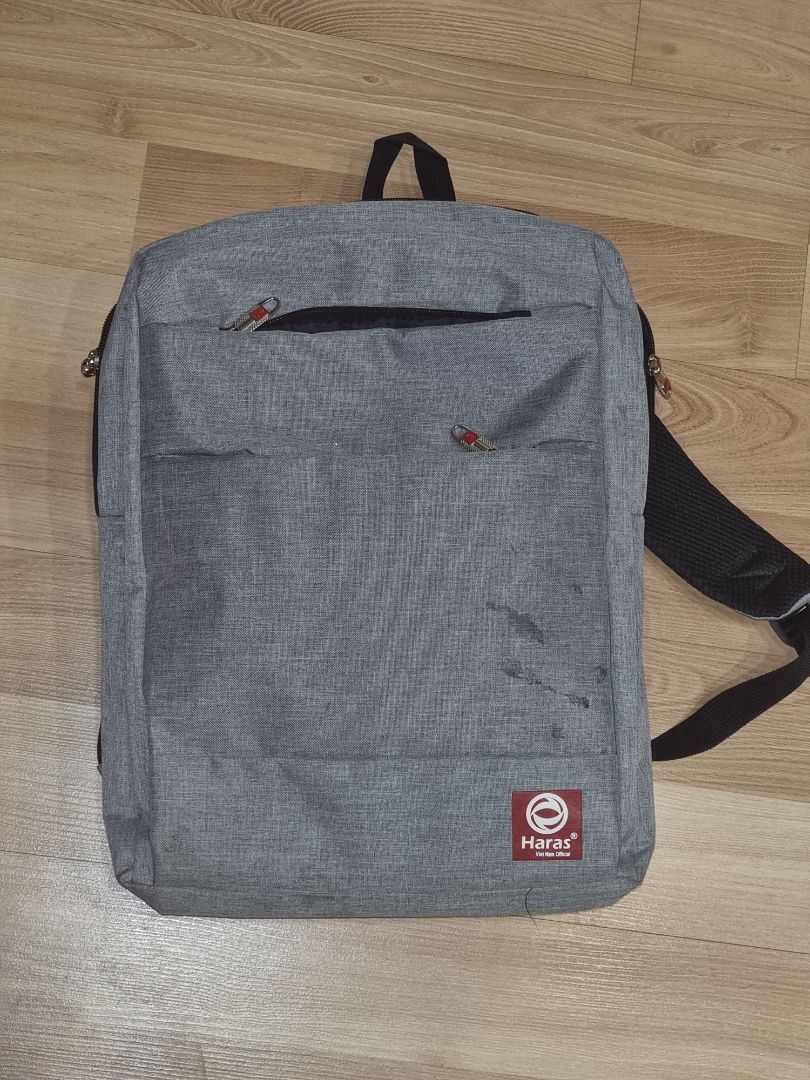 Giá rẻ hết hồn mà chất lượng tốt, kích thước ba lô lớn nhưng đeo vẫn cảm giác rất vừa vặn thoải mái, đường may chắc chắn, không có sợi chỉ thừa, màu ghi sáng rất thời trang