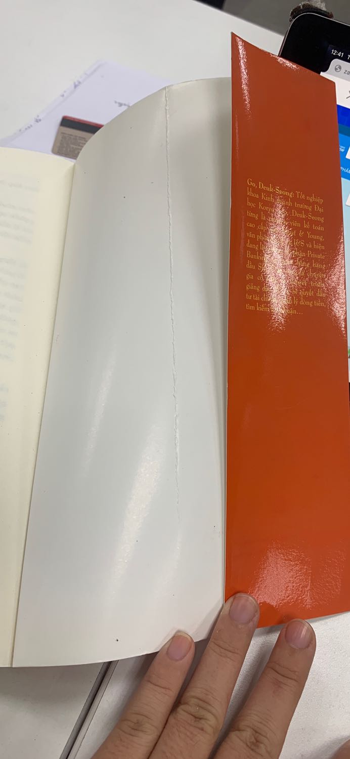 Vừa nhận sách sáng nay bóc ra thấy thất vọng ghê, lần đầu đặt Tiki Now, sách bị gập bìa, góc sách bị quăn và bẩn. Giao hàng thì nhanh, 1 tiếng  là nhận dc.