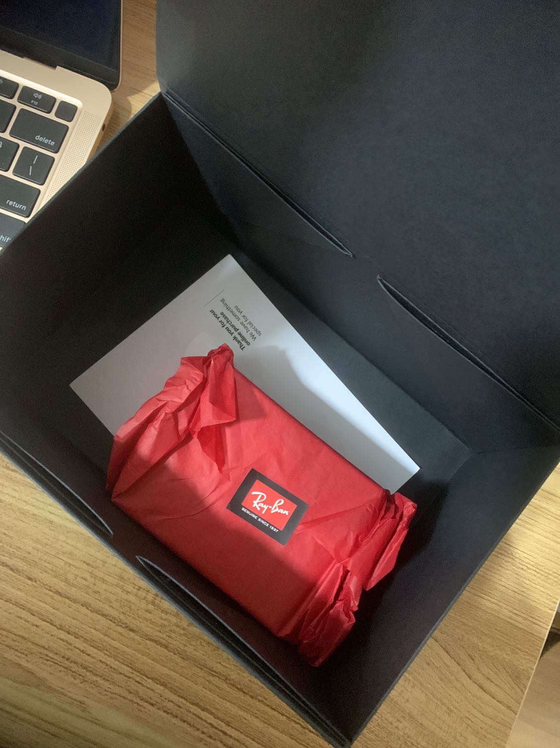 Lần đầu tiên trong đời mình được sở hữu một chiếc kính hàng hiệu giá ưu đãi như thế này.
Độ đẹp, xịn của kính thì khỏi phải bàn. Đắt xắt ra miếng nhé mọi ng.
Nên mua, đây cũng là chiếc kính yêu thích của The Duchess of Cambridge nha mọi người. Nên mua nên mua.