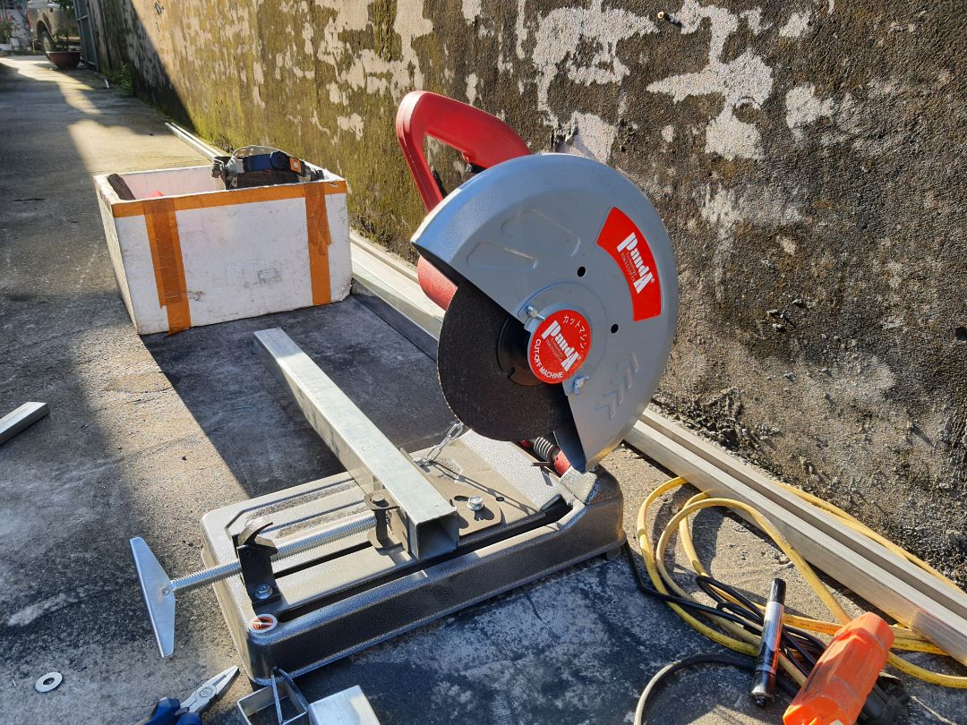 máy khá khỏe so với tầm giá. có 1 điểm trừ là viên đá theo máu khá là cùi bắp, cắt đc có nhiêu đây đã mòn gần hết, thay 1 viên mới vào lại chạy phà phà.