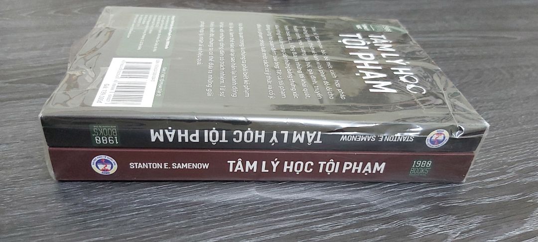 "Tiến sĩ Samenow bác bở một cách hợp pháp những lời giải thích về hành vi tội phạm đồ lỗi cho hoàn cảnh, môi trường (xã hội, gia đình, truyền hình bạo lực, ...). Ông đưa ra những lời khái quát, sâu rộng và luôn cung cấp những bằng chứng xác đáng ủng hộ quan điểm của ông: Tất cả tội phạm đều vi phạm pháp luật một cách có ý thức và cố ý. Và điều quan trọng là chúng ta phải biết kẻ phạm tội là ai, làm thế nào và tại sao hắn lại hành động khác với những công dân có trách nhiệm. Từ sự hiểu biết đó, chúng ta có thể đưa ra những giải pháp hợp lý, nhân ái và hiệu quả."
It's great! Mình mua được giá cực yêu thương 68k hai cuốn, dịch vụ TikiNOW giao trong 2h. Sách đẹp như hình 🤩.