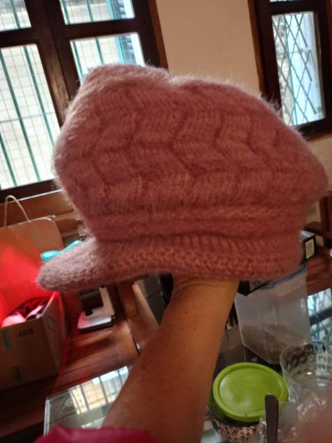 Chất len mềm mại, màu đẹp, rất ấm vì có thêm lớp lót, tôi rất thích